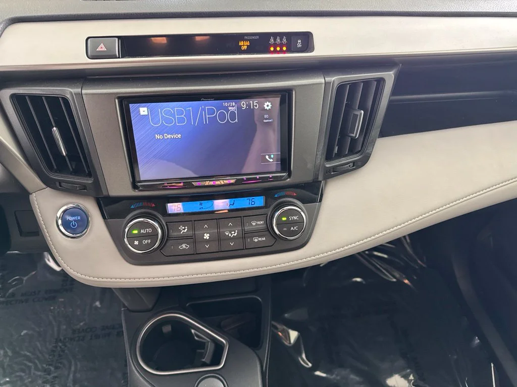 Used 2018 White Toyota LE image 40