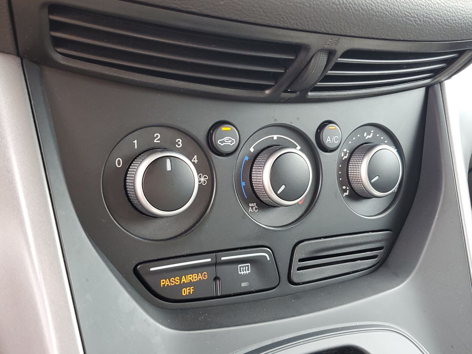 Used 2014 Black Ford SE image 15