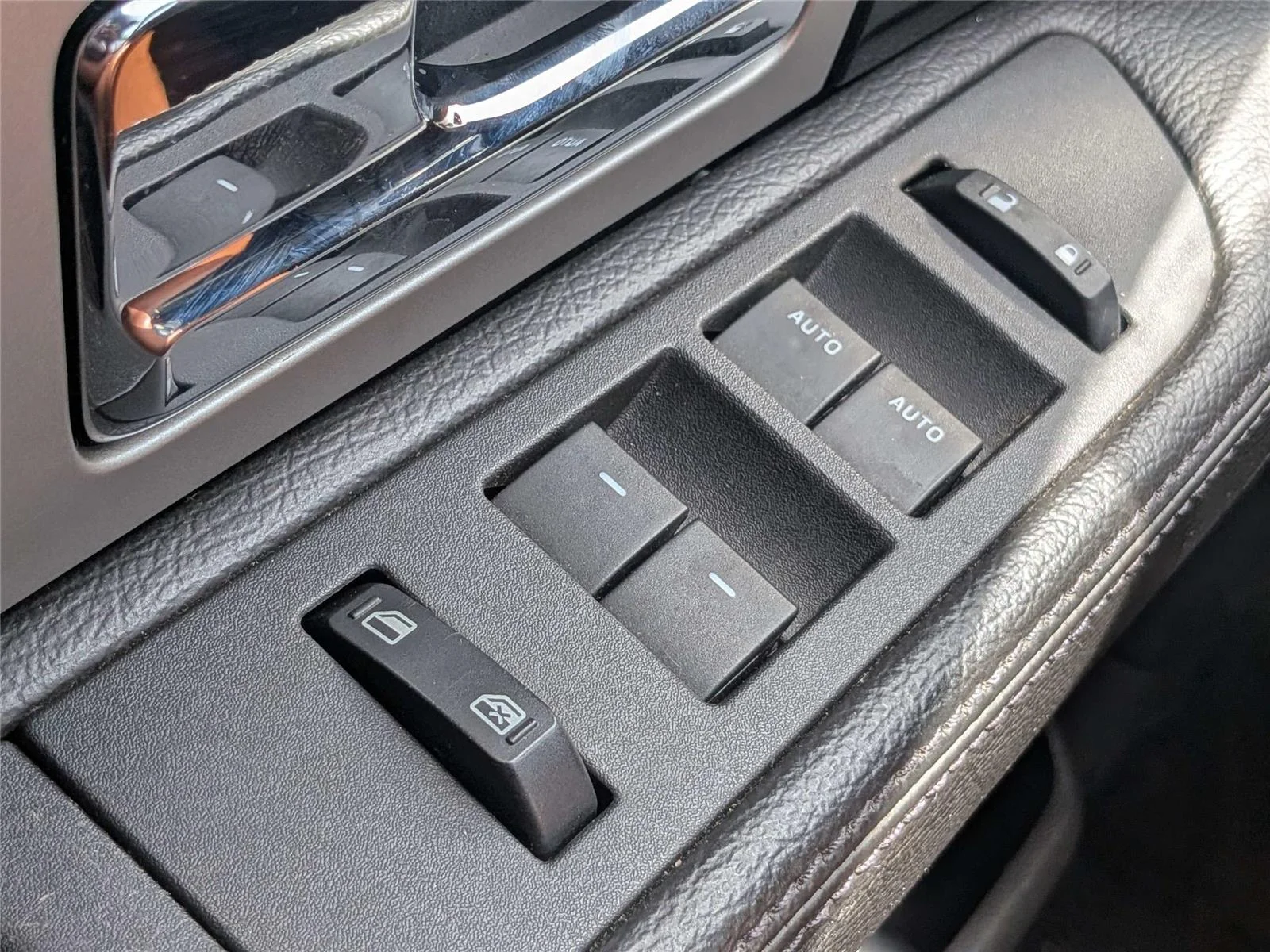 Used 2012  Ford Platinum image 24