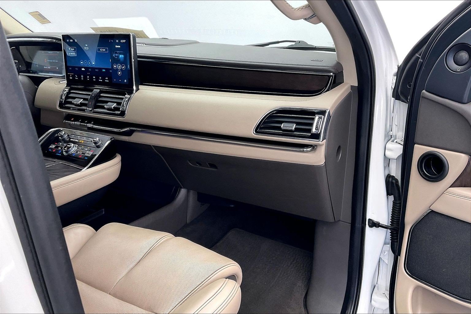 Used 2022 Pristine White Metallic Tri-Coat Lincoln Reserve image 14