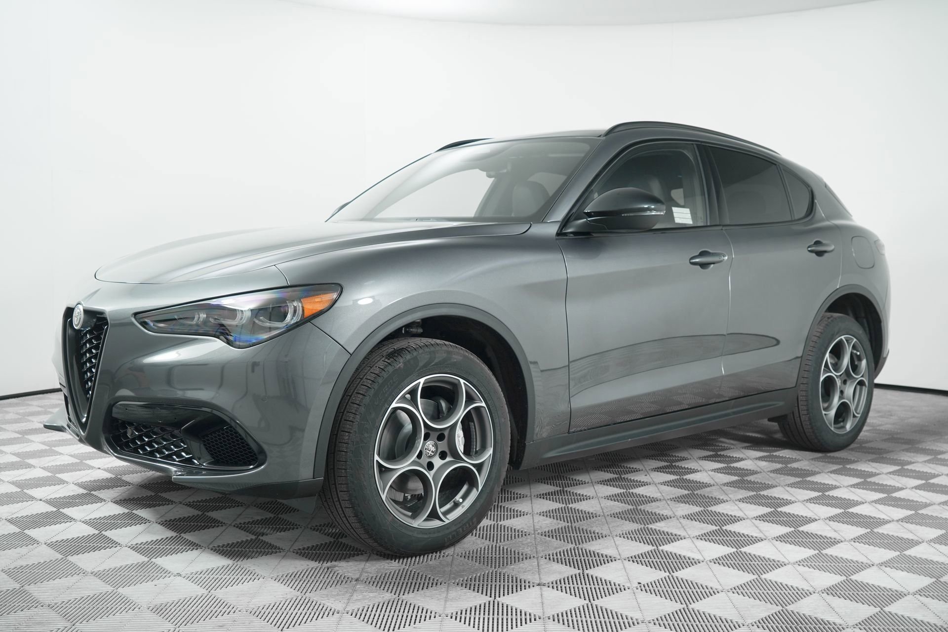 New 2025 Vesuvio Gray Metallic Exterior Paint Alfa Romeo Base image 3