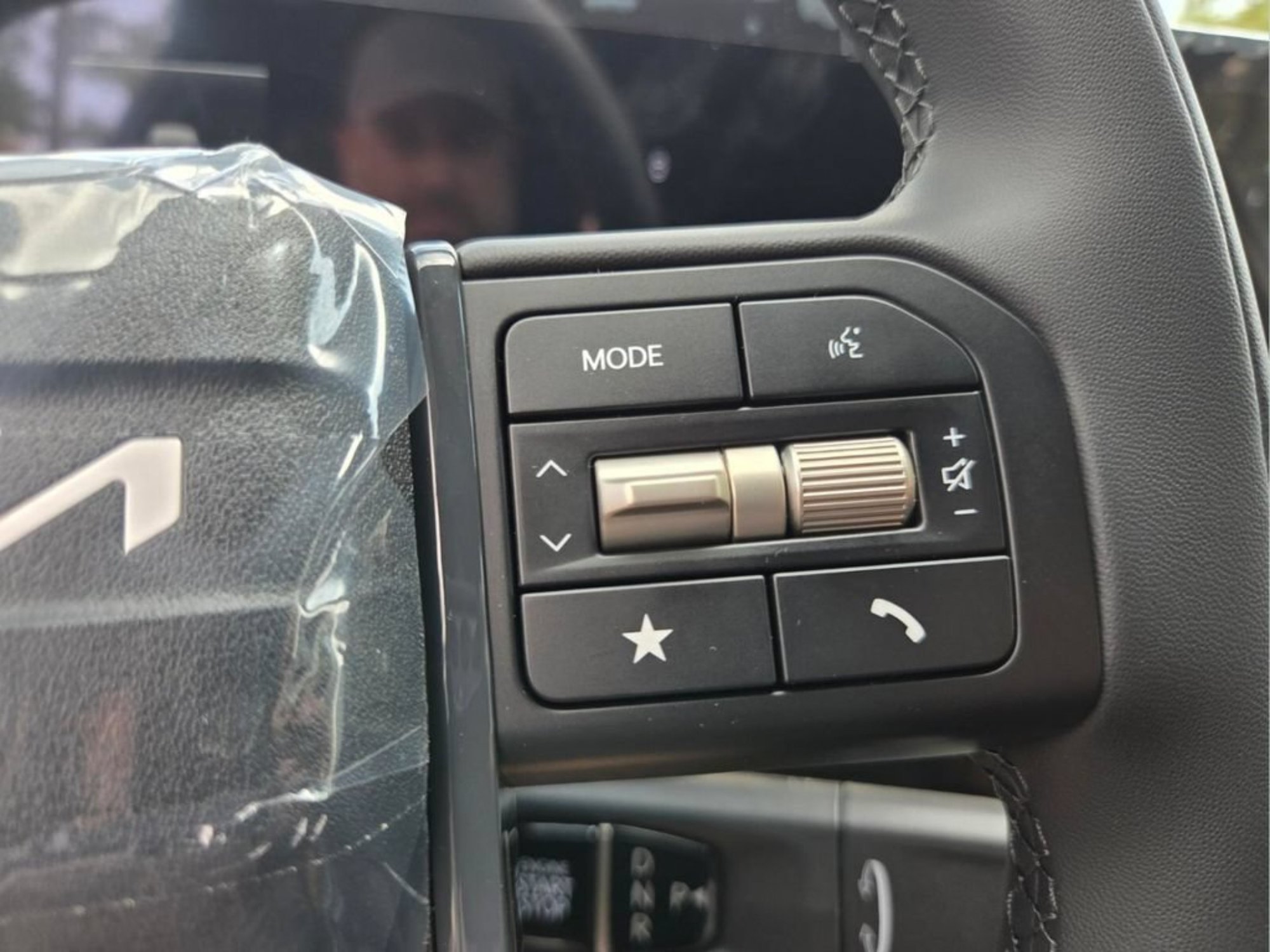 New 2027 Ivory Silver Kia EX image 22