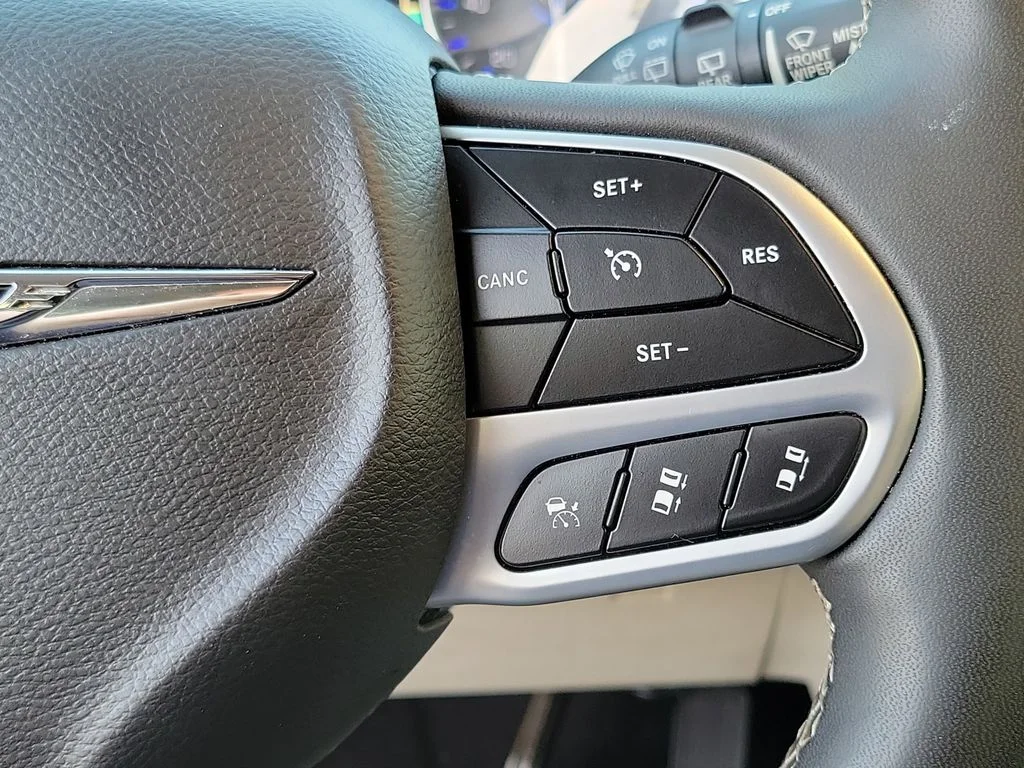 Used 2023 Silver Chrysler Touring L image 8