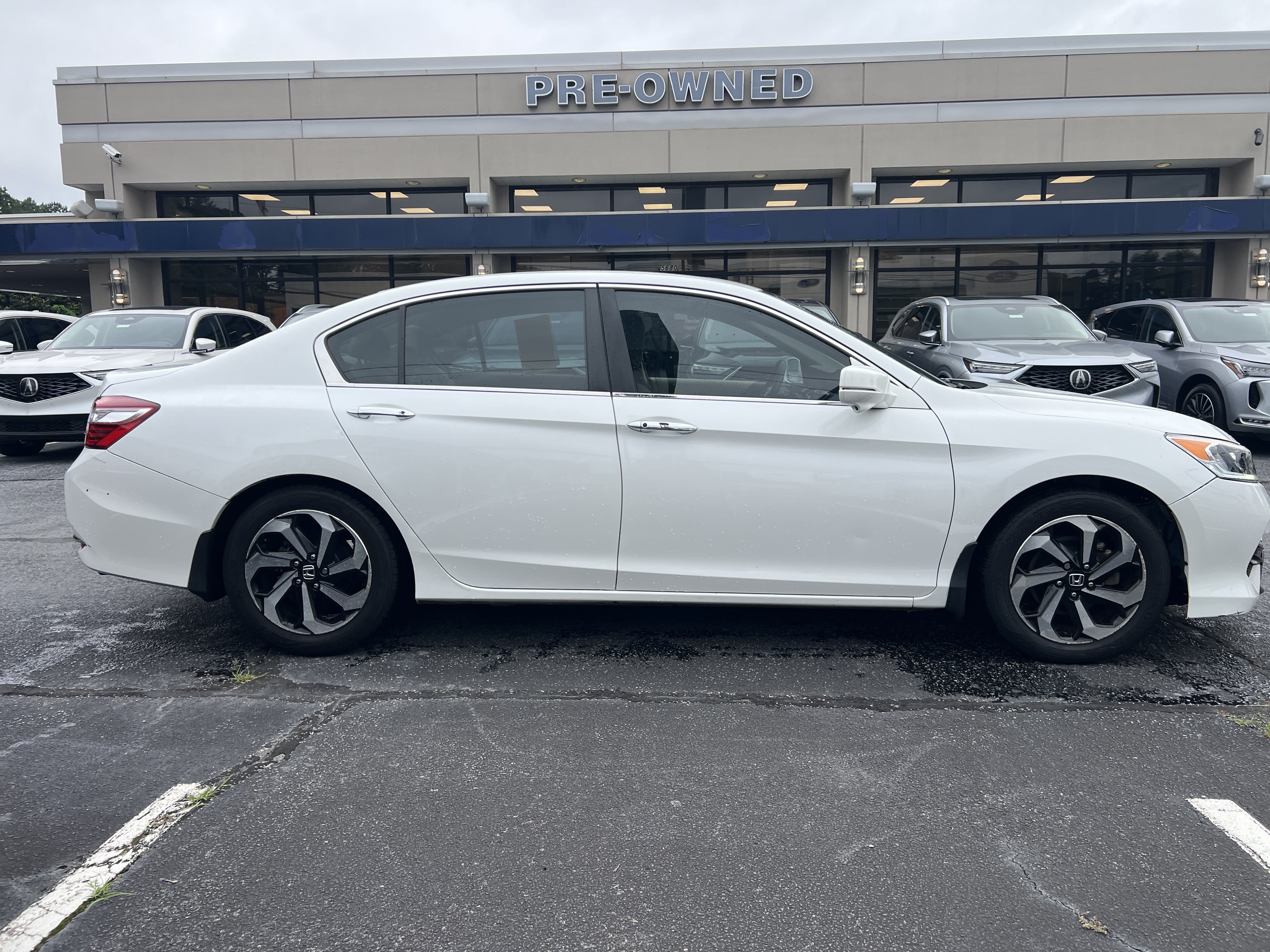 Used 2016 White Orchid Pearl Honda EX image 6
