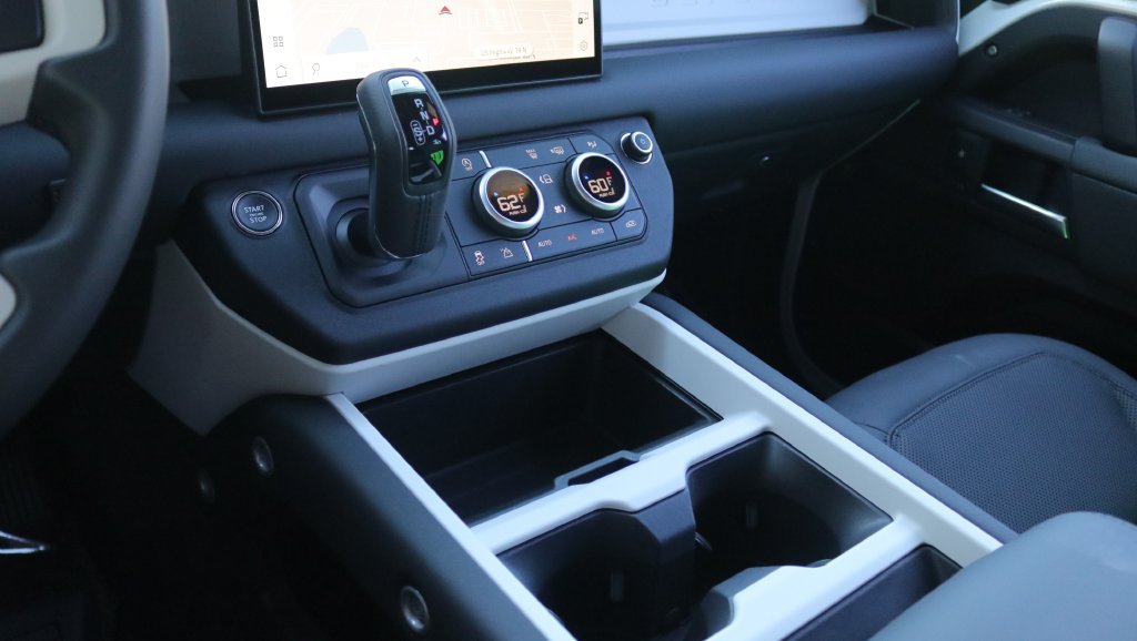 Used 2025 White Land Rover X-Dynamic SE image 27