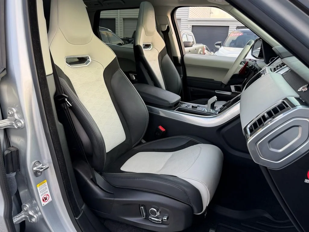 Used 2019  Land Rover SVR image 19