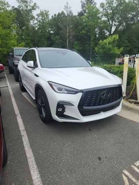Used 2025 White INFINITI SPORT image 2