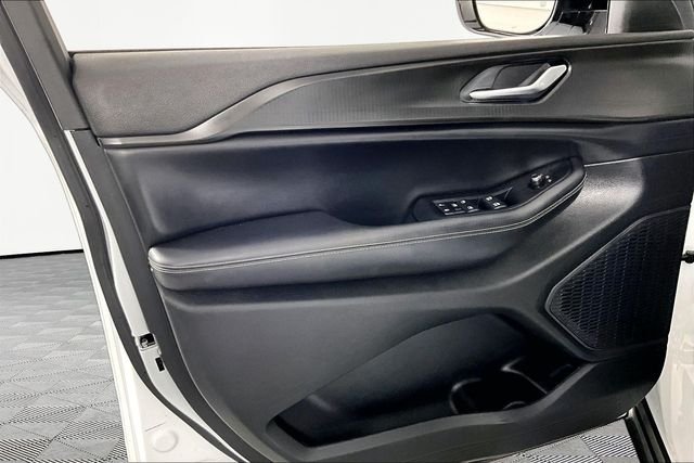 Used 2023 White Jeep Altitude image 19