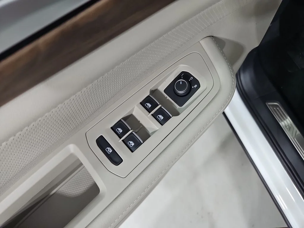 New 2026 White/off-white Volkswagen 2.0T SE w/Technology image 11