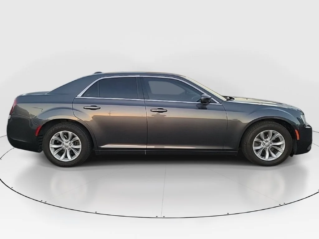 Used 2018 Gray Chrysler Touring image 4
