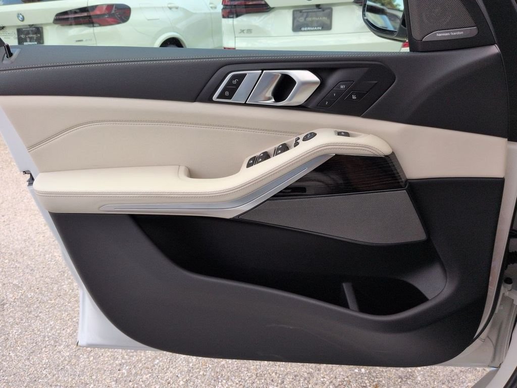 New 2026 White Metallic BMW M60i image 31