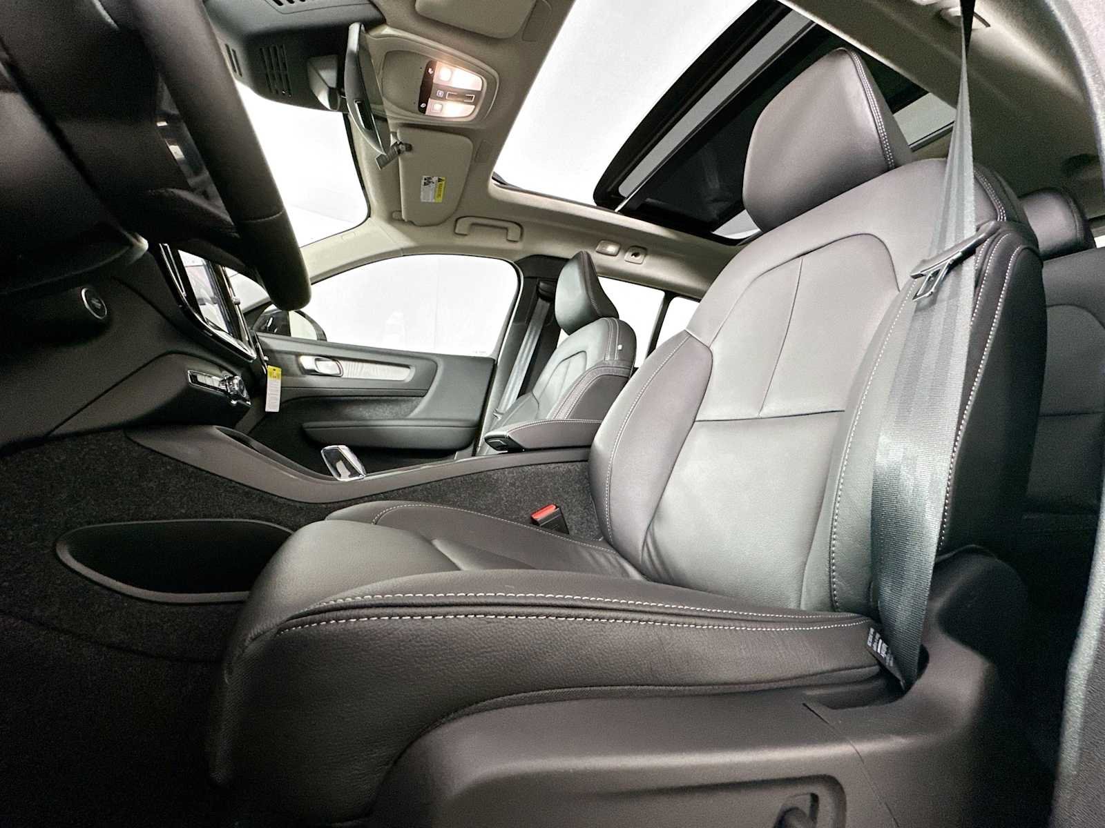 2025 Volvo XC40 Plus - Photo 16