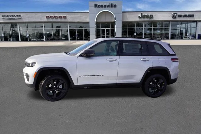 New 2025 Silver Zynith Exterior Paint Jeep Limited image 6