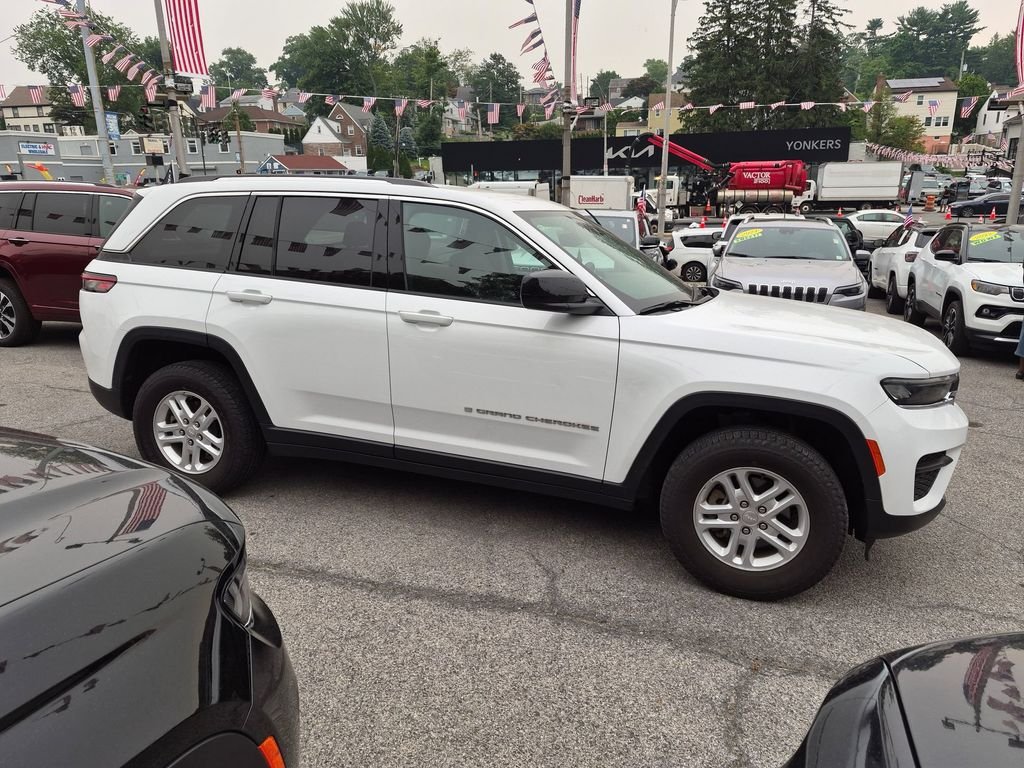 Used 2024 White Jeep Laredo image 5
