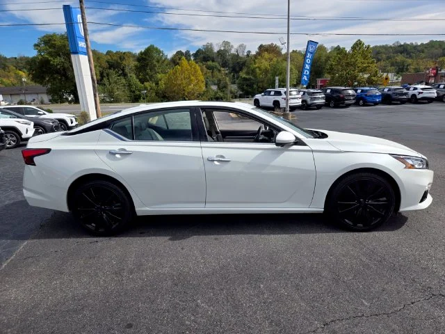 Used 2022 White Nissan 2.5 Platinum image 9