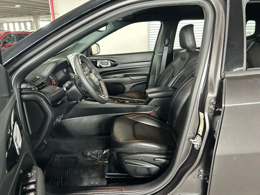 Used 2022 Granite Crystal Metallic Clearcoat Jeep Latitude image 16