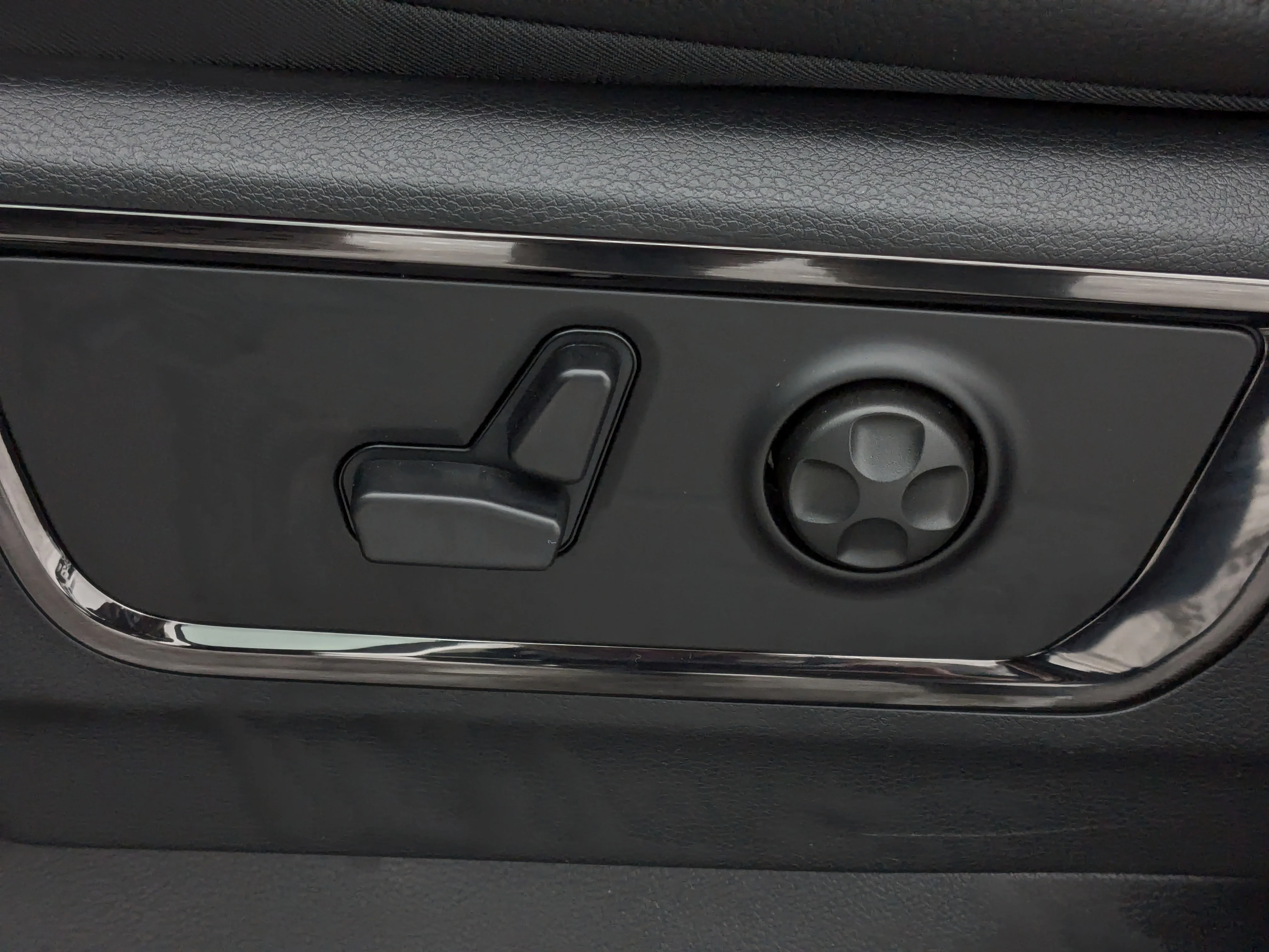 New 2026 Black RAM Limited - PANO SUNROOF - HEADS UP DISPLAY - RAMBOX CARGO & TONS MORE! image 15