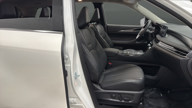 Used 2025 Majestic White INFINITI LUXE image 23
