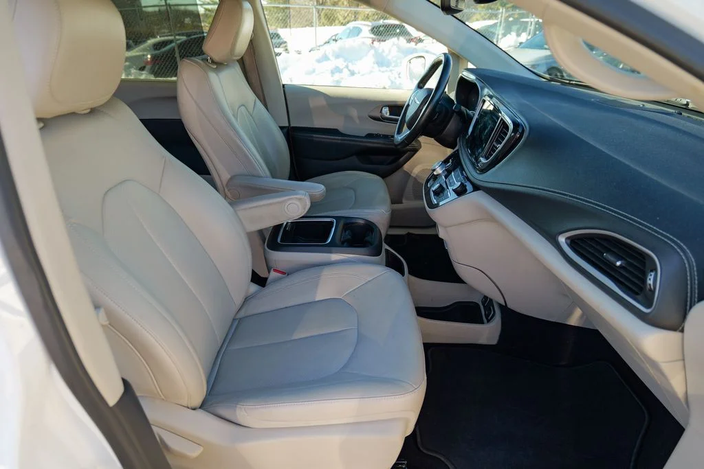 Used 2021 Bright White Clearcoat Chrysler Touring L image 28