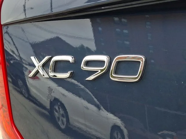 Used 2023 Denim Blue Metallic Volvo B6 Plus 6-Seater image 32