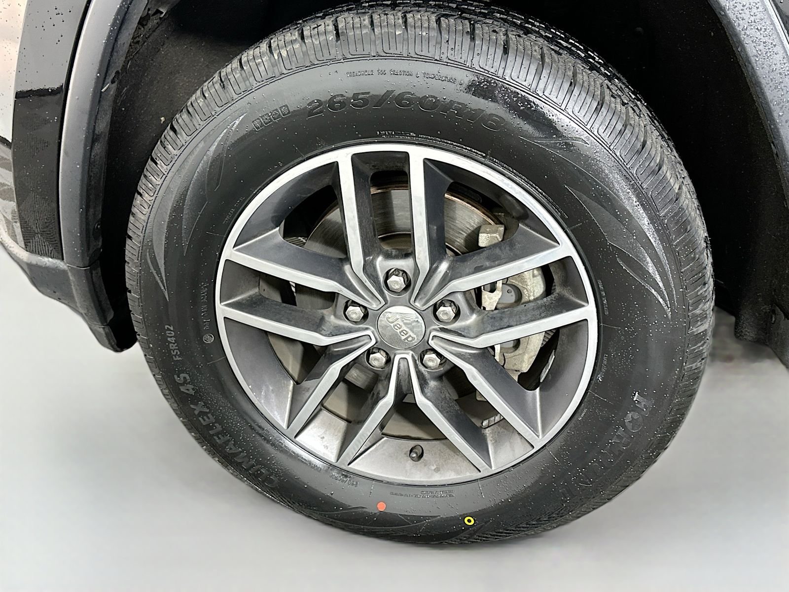 Used 2018 Diamond Black Jeep Limited image 31