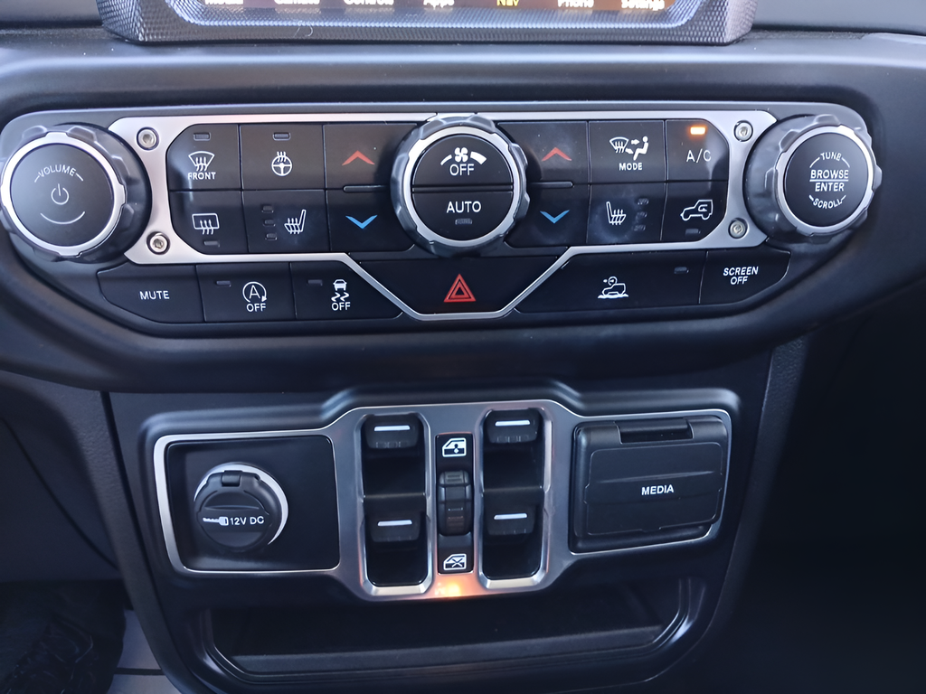 Used 2023 Green Jeep Sahara image 17