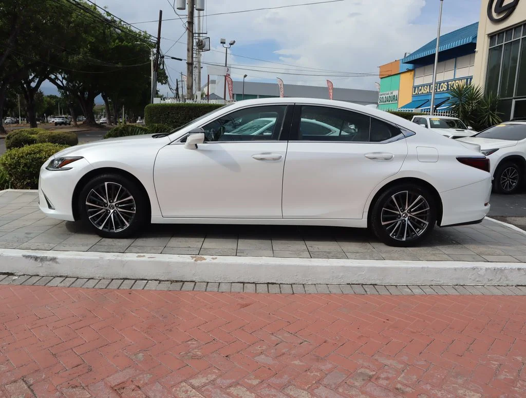 Used 2023 White Lexus 350 image 8