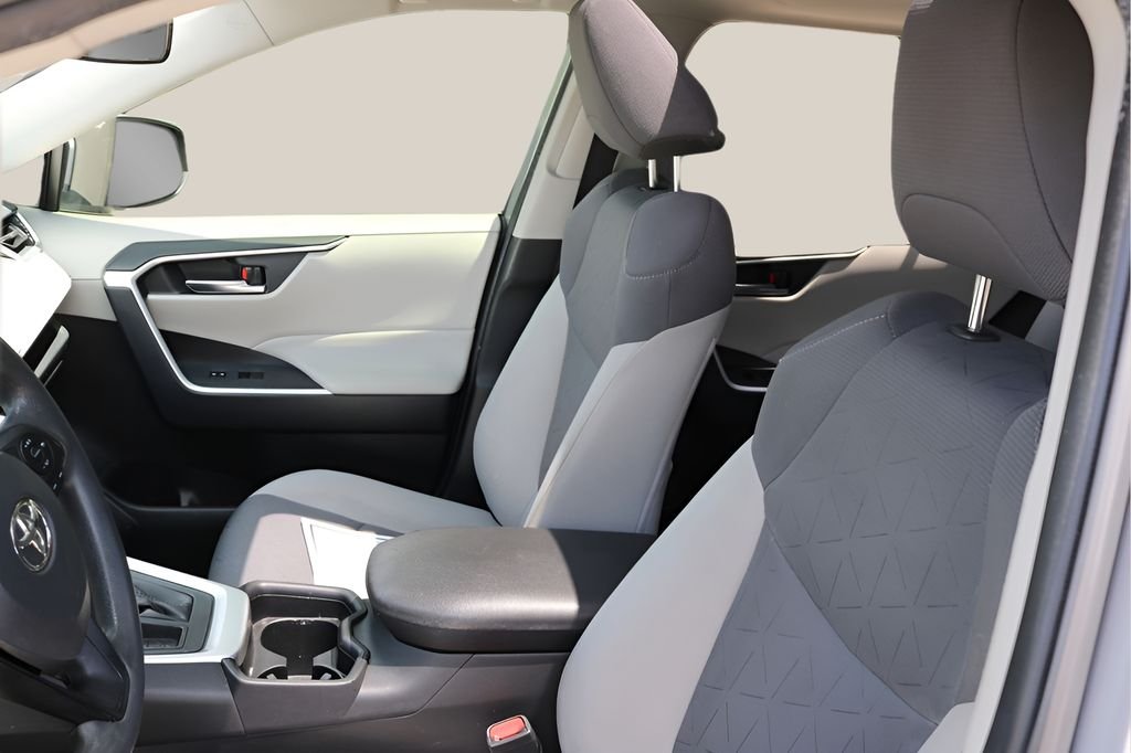 Used 2019 Silver Toyota XLE image 13