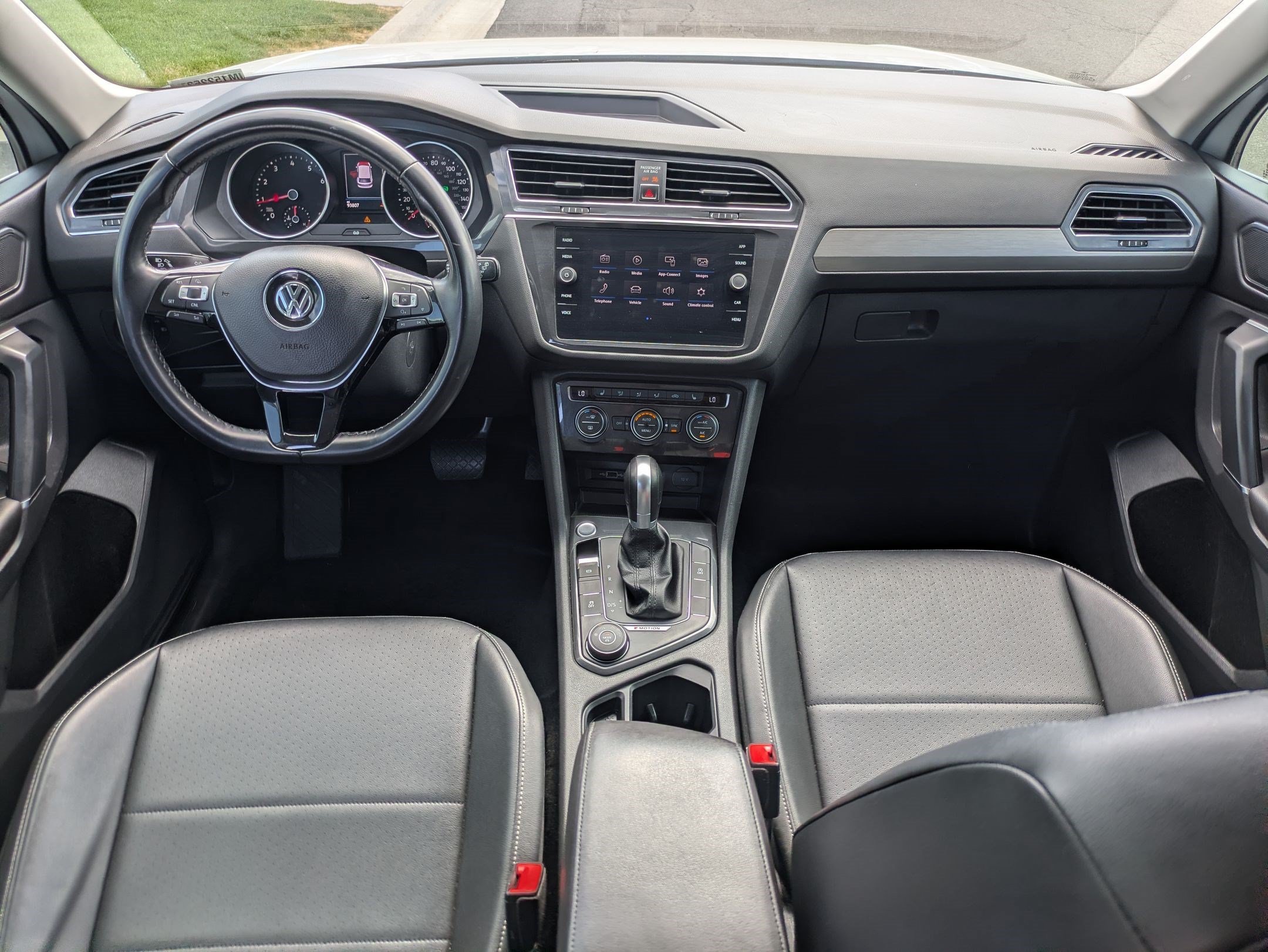 Used 2018 Pure White Volkswagen SEL image 26