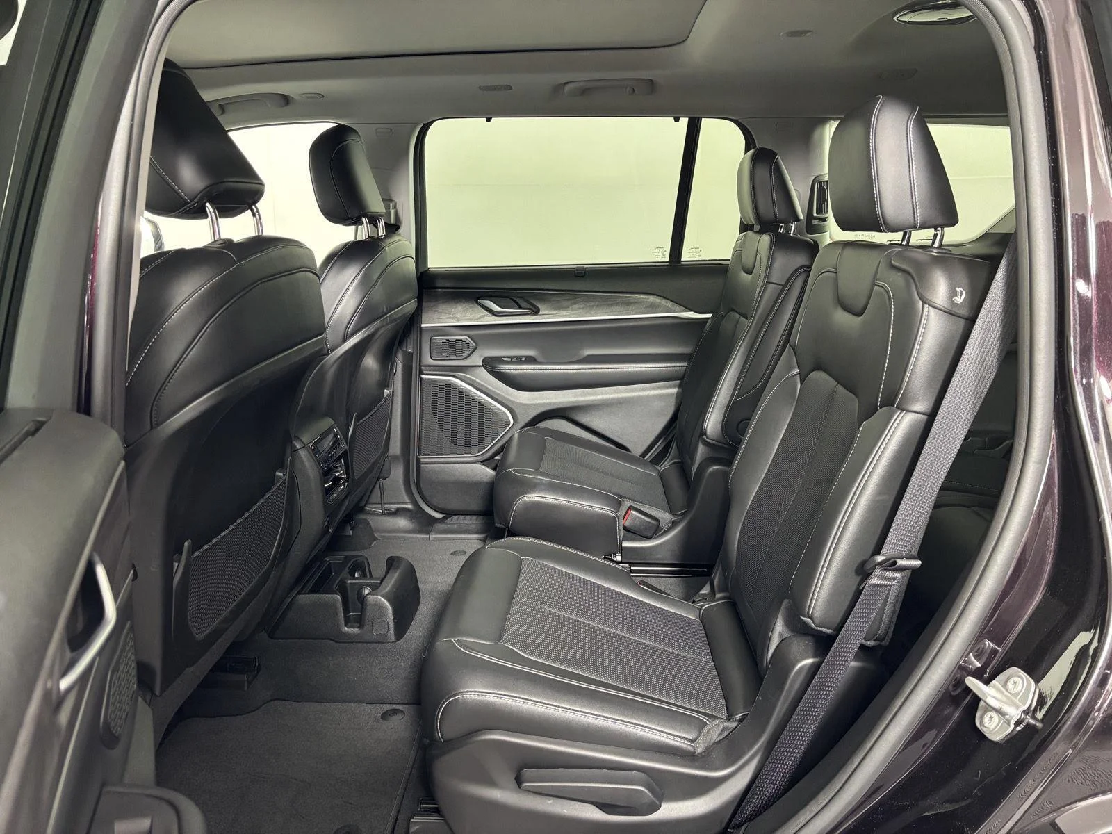 Used 2023 Ember Pearlcoat Jeep Limited image 15