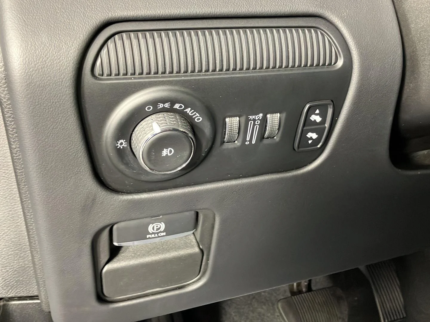 Used 2022 Diamond Black Crystal Pearlcoat Jeep Series II image 14