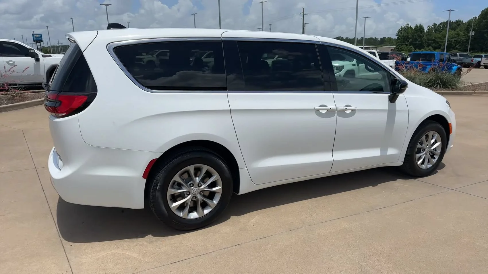 Used 2026 Bright White Clearcoat Chrysler Limited image 9
