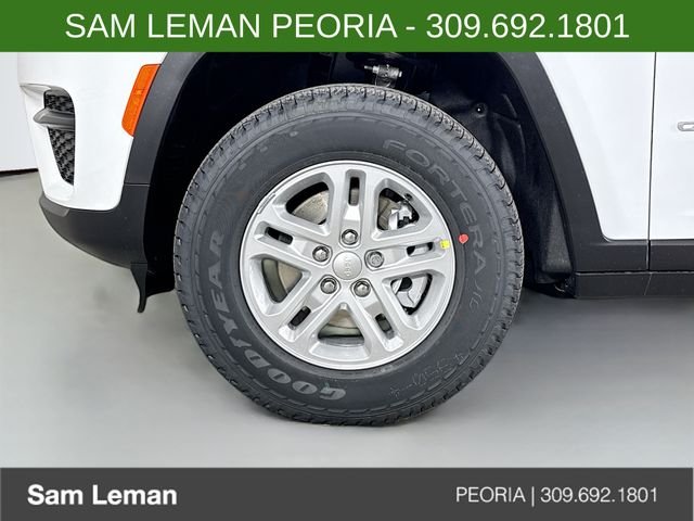 New 2025 Bright White Clear-Coat Exterior Paint Jeep Laredo image 27