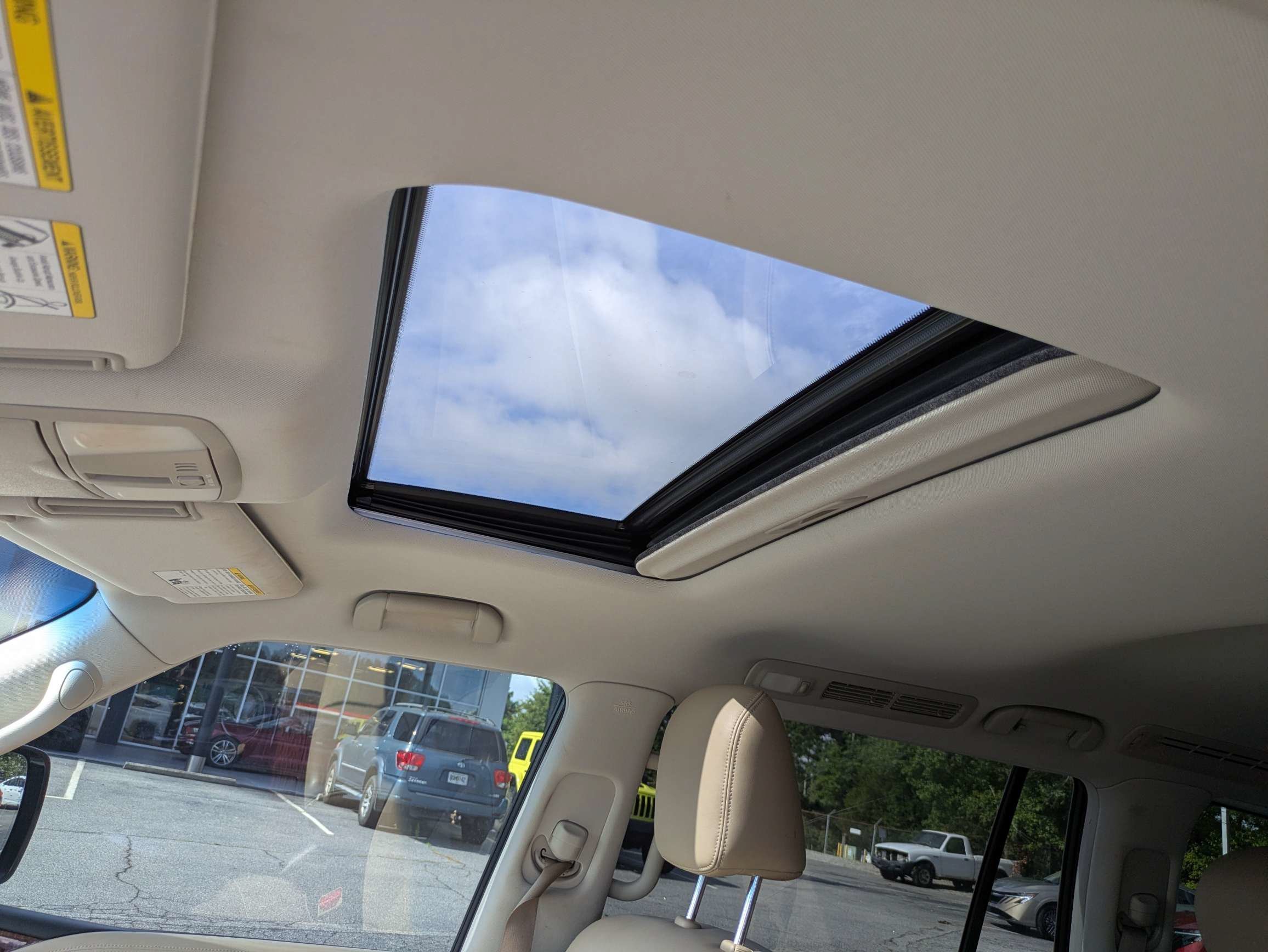 Used 2017 White Nissan SL image 18