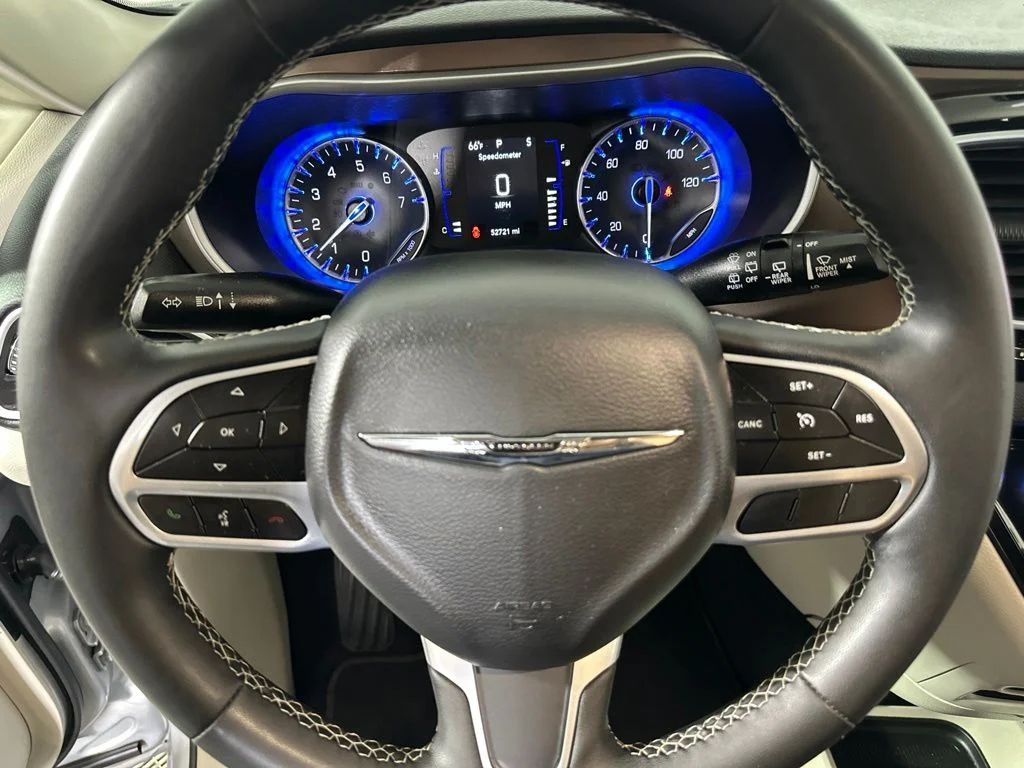 Used 2023 Silver Mist Clearcoat Chrysler LX image 14