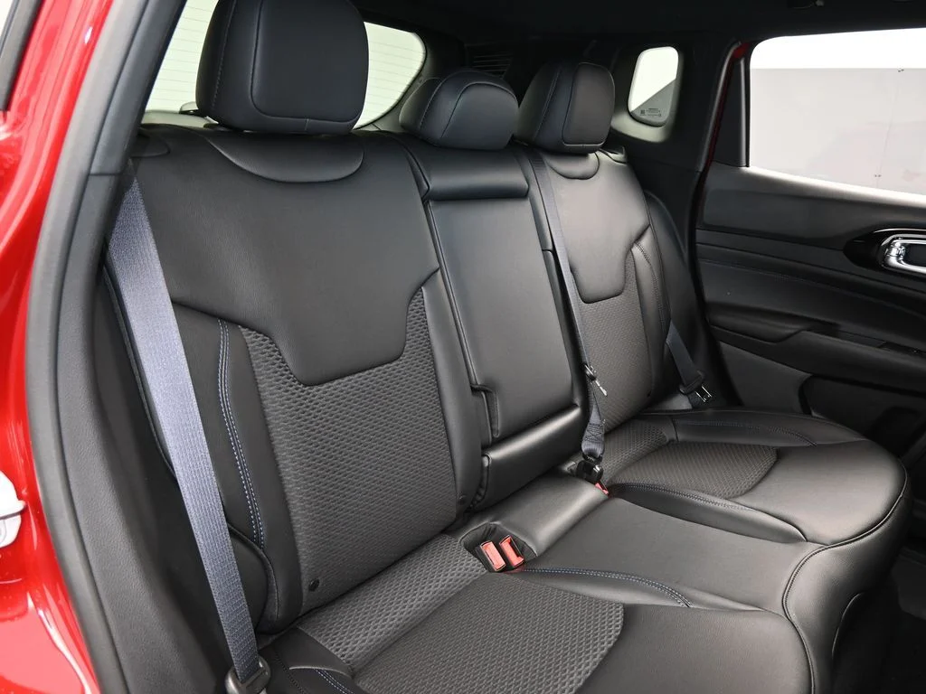 New 2026 Red Hot Pearlcoat Jeep Latitude image 32