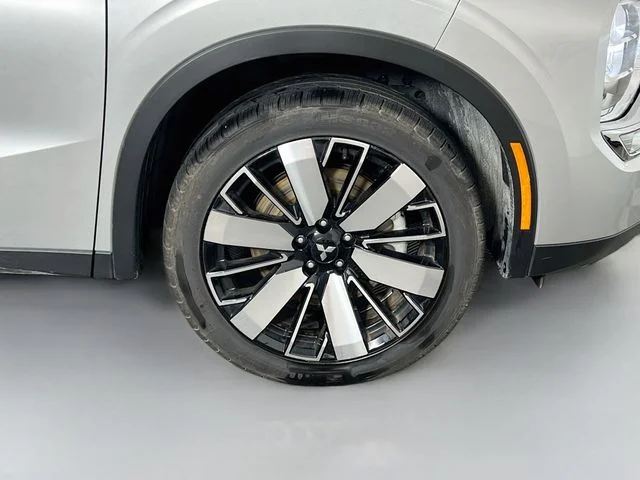 Used 2025 Silver Mitsubishi SE image 38