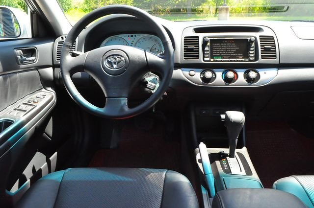 Used 2002 White Toyota SE image 18