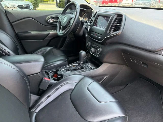 Used 2019 Black Jeep Latitude Plus image 24