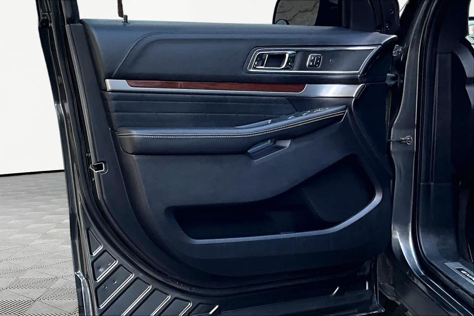 Used 2018 Magnetic Ford Platinum image 22