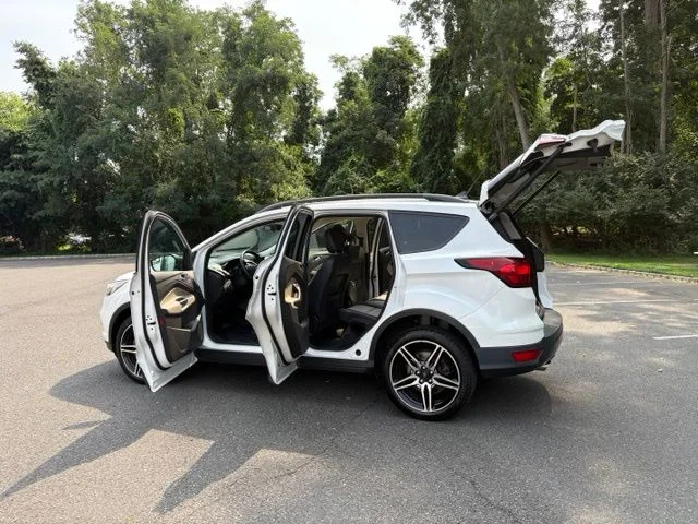 Used 2019 White Platinum Clearcoat Metallic Ford SEL image 29