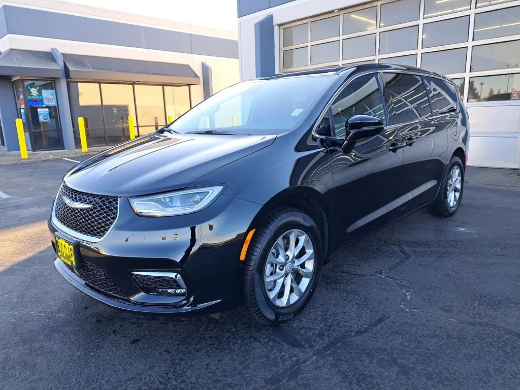 2026 Chrysler Pacifica Select AWD's photo