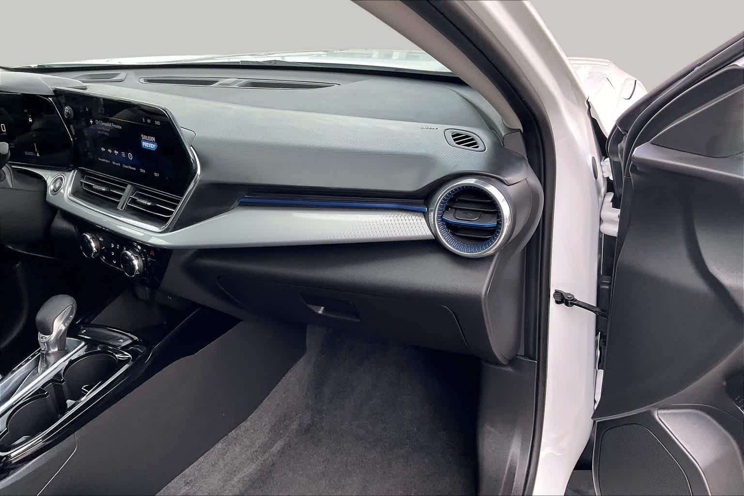 2025 Chevrolet Trax LT - Photo 18