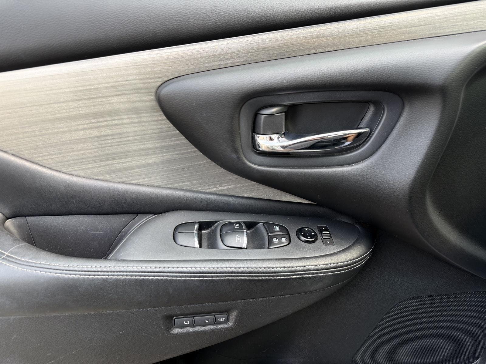 Used 2016 Pearl White Nissan SL image 9