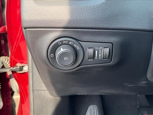 Used 2021 Red Jeep Latitude image 18