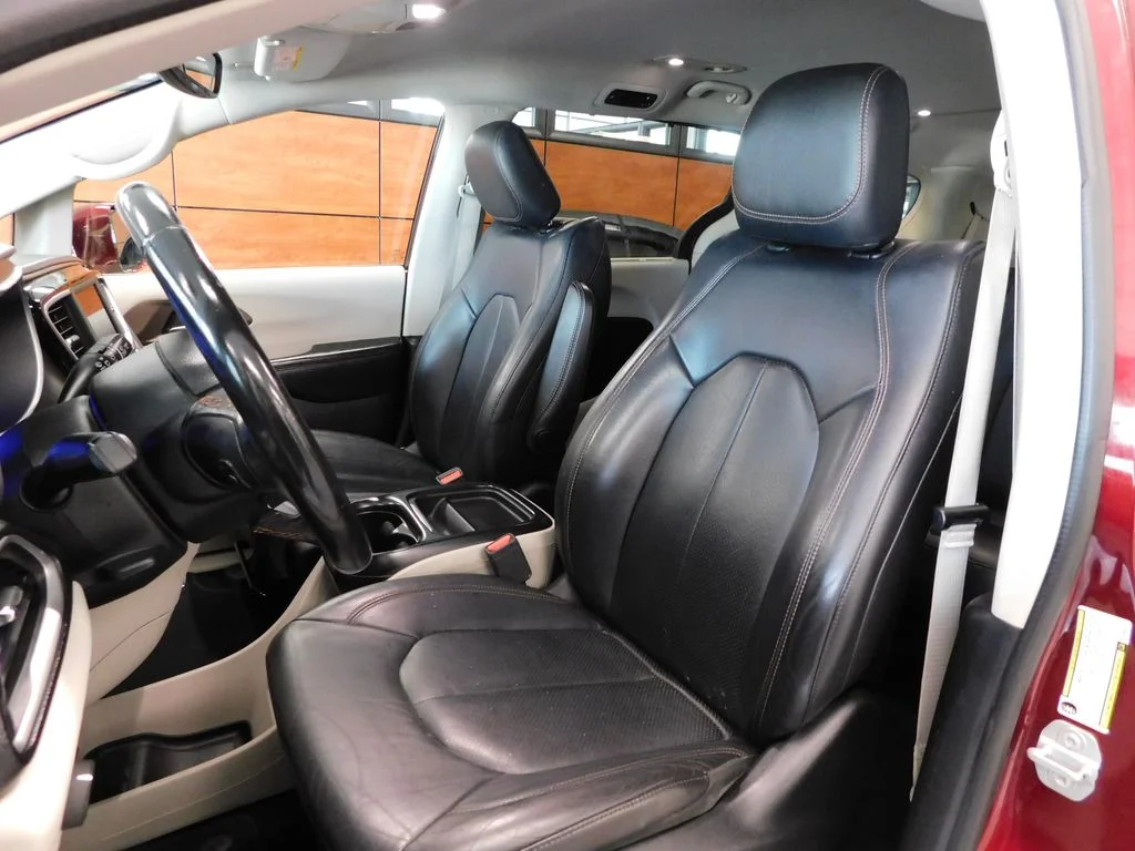 Used 2019 Velvet Red Pearlcoat Chrysler Touring L image 18