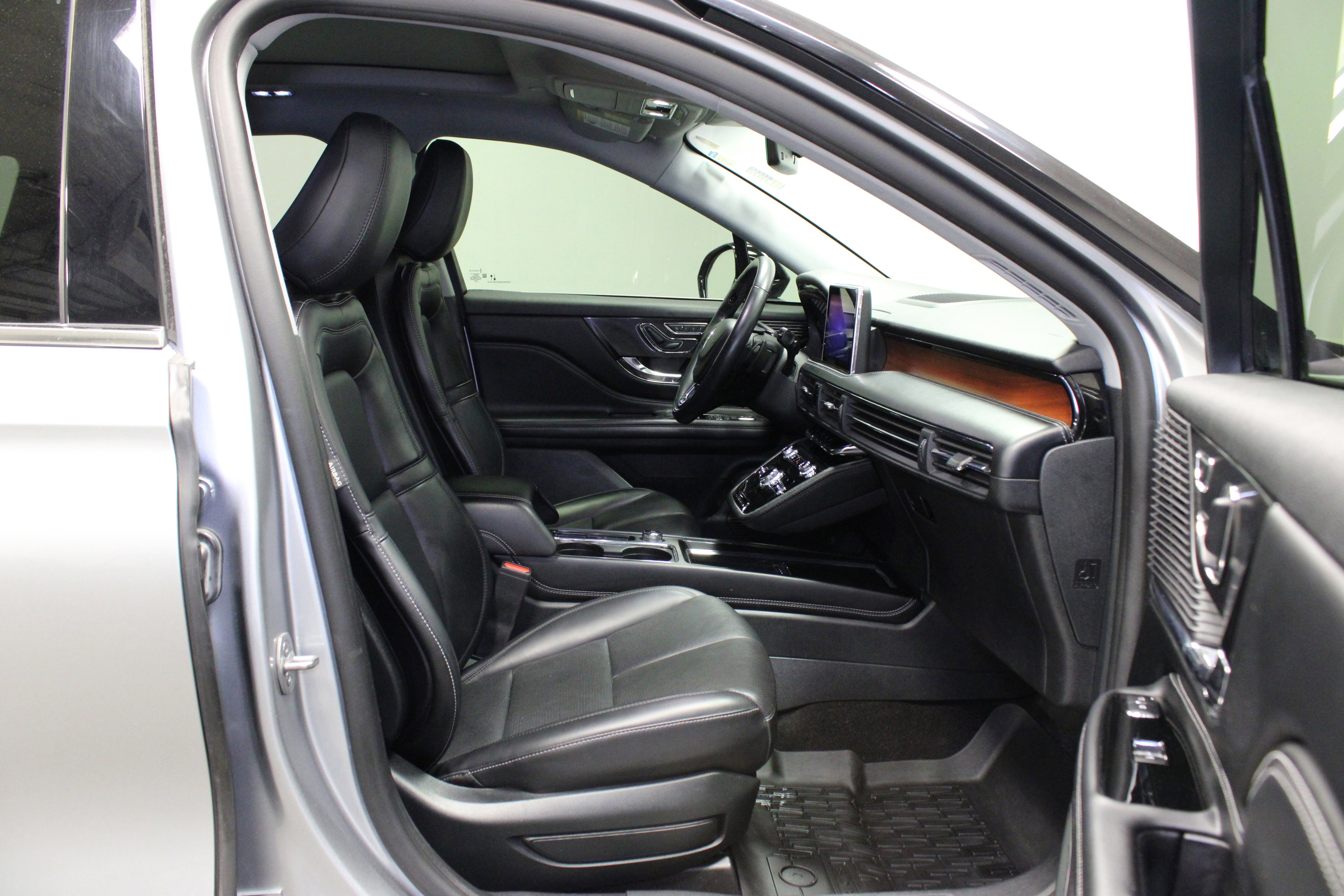 Used 2022 Silver Radiance Metallic Clearcoat Lincoln Grand Touring image 15