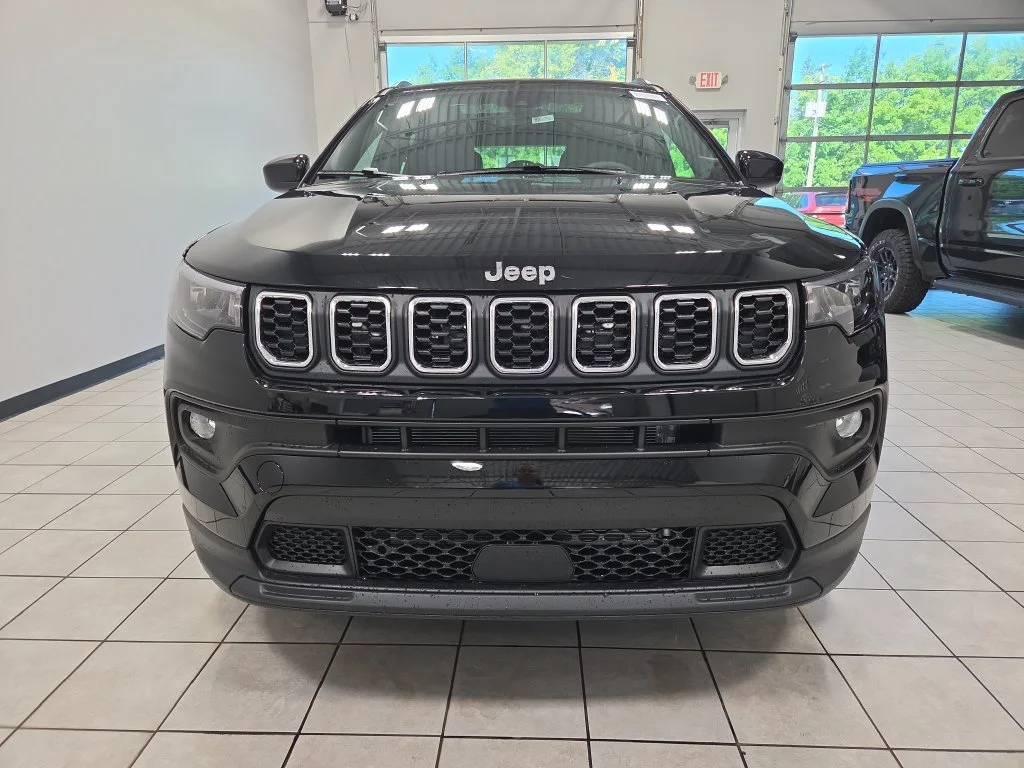 New 2026 Diamond Black Crystal Pearl-Coat Exterior Paint Jeep  image 2