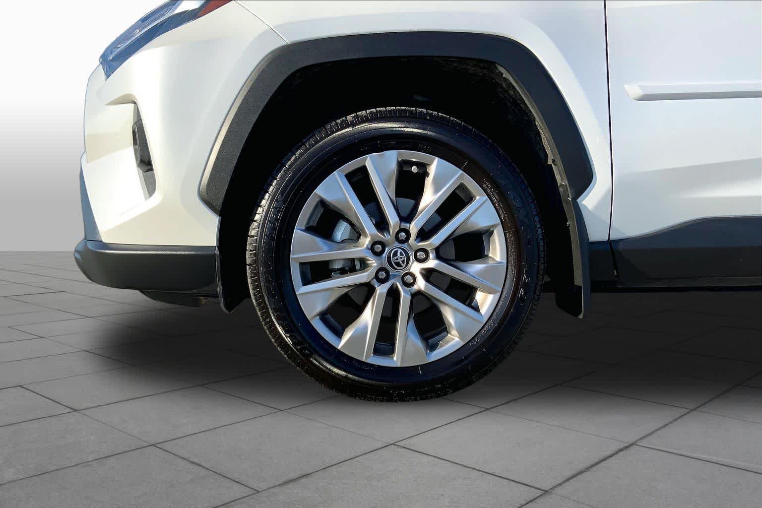 Used 2025 Wind Chill Pearl Toyota XLE Premium image 11
