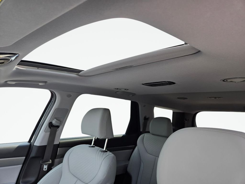 Certified Used 2025 Gray Hyundai SEL Premium image 17